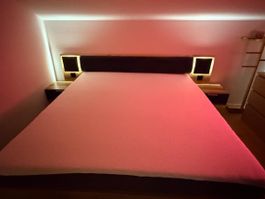 Doppelbett 160 × 200 cm mit Beleuchtung, Nachttischen & viel