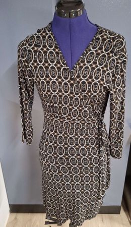 Wunderschönes Wickelkleid mit Muster, Grösse M
