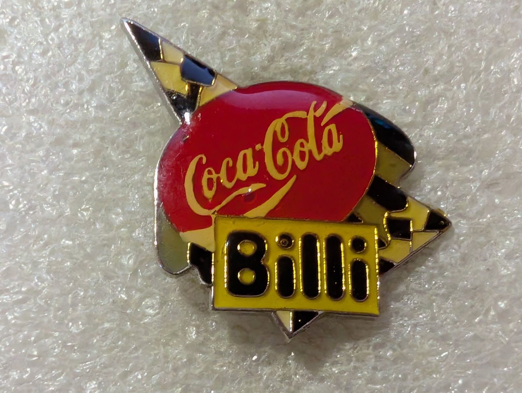 Placchette & Badge: Ansteckpin 204: Coca Cola x Billi – Usato da Oppligen venduto da Pin-Fall-Shop