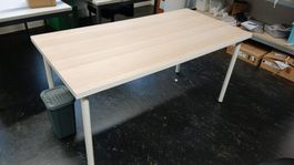 Büroschreibtisch