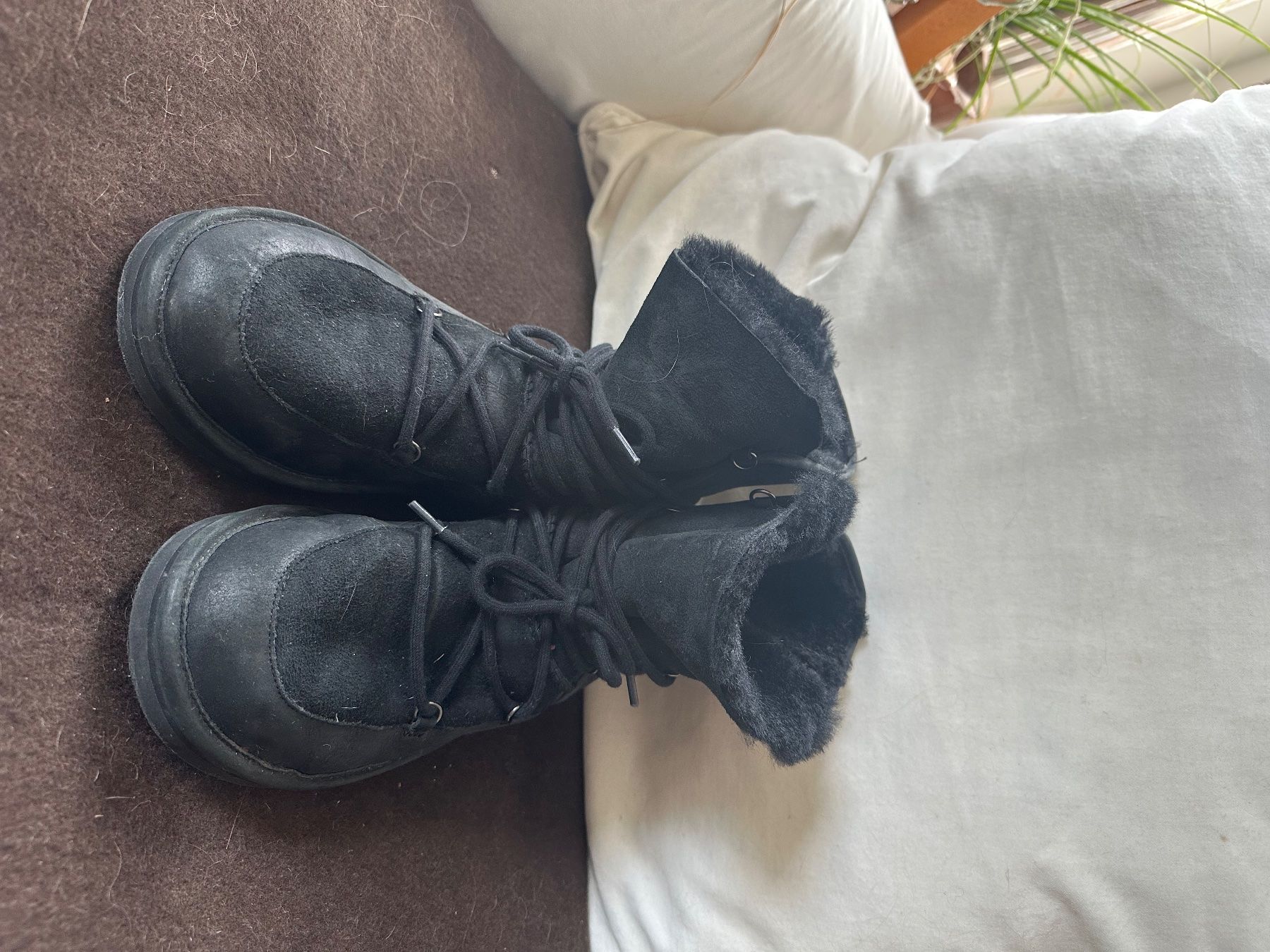 Ugg Scarpe da donna: Schwarze Uggs mit Lammfell, Grösse 39 – Usato da Bern venduto da Enle 2