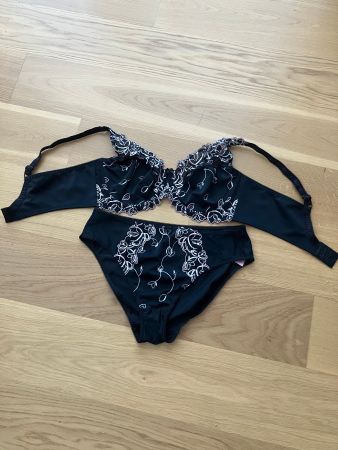 Schwarzer BH und Slip mit Stickerei Groesse 90D