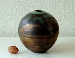 Vase sphérique en céramique de style raku, Japon ?