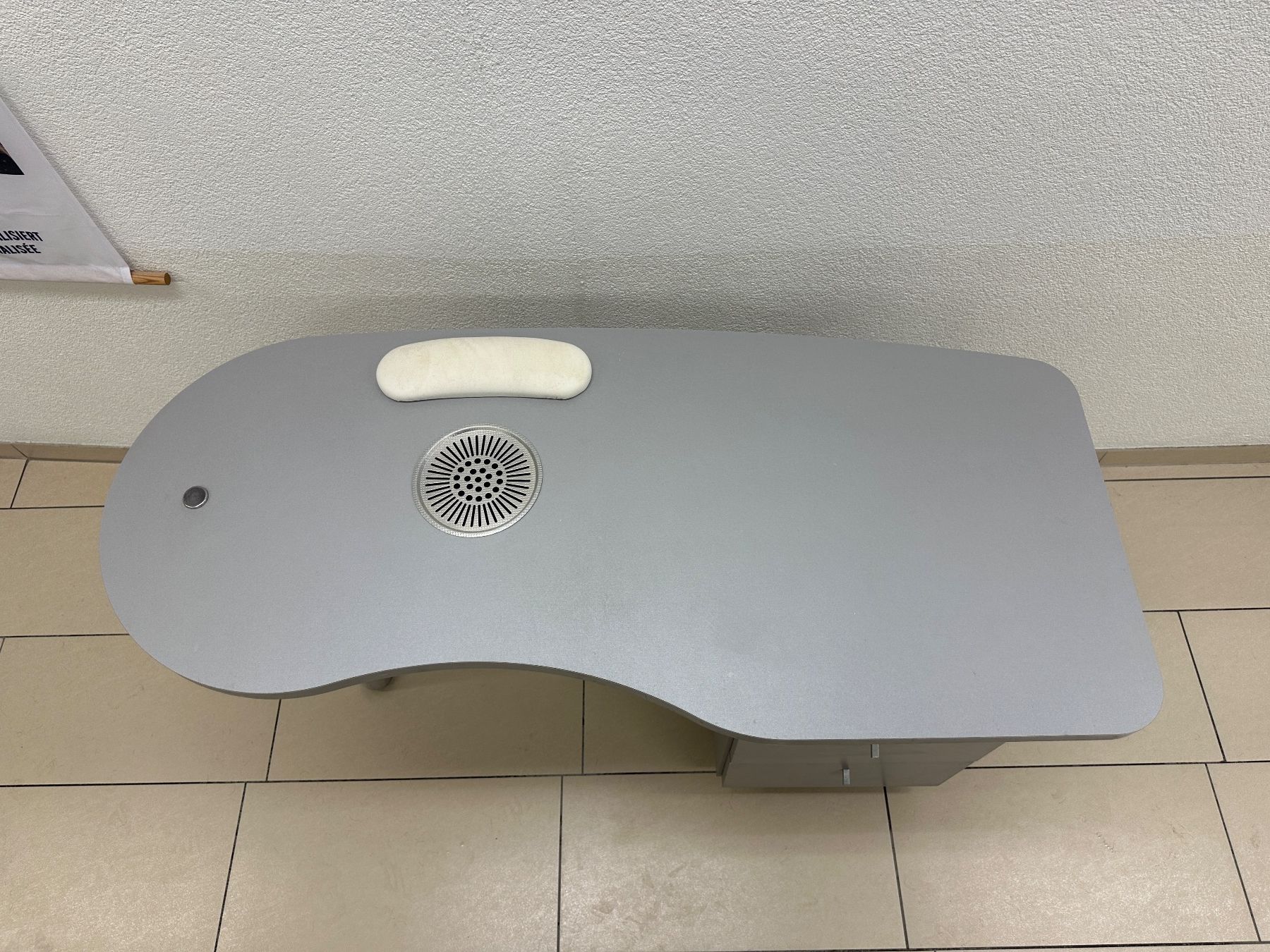 Unghie finte: PROFI NAGELSTUDIO TISCH MIT ABSAUGUNG – Usato da St. Gallen venduto da bonoart 2