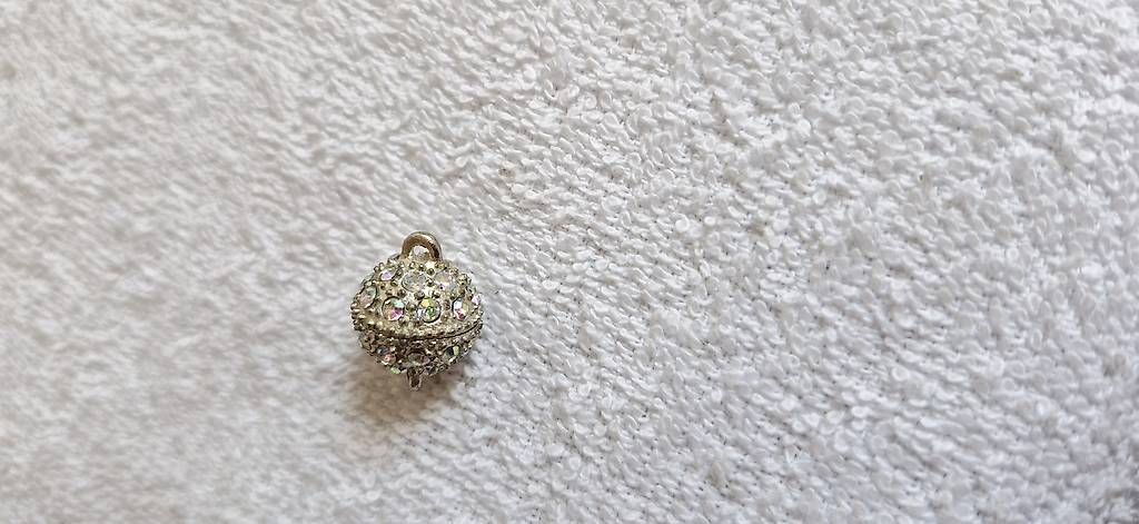 Anhänger: Magnetverschluss Strass 15x10mm versilbert – Gebraucht aus Wängi von jav_h2yq