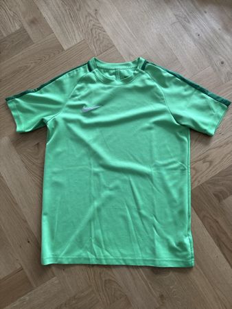 Nike Sportshirt, Grösse 147-158