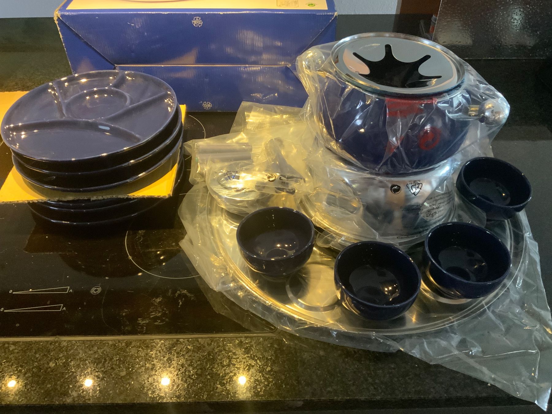 Services de table: Fondueset  mit Platten und Schälchen Neu – Neuf avec emballage d'origine à Schübelbach par Hecht11. 3