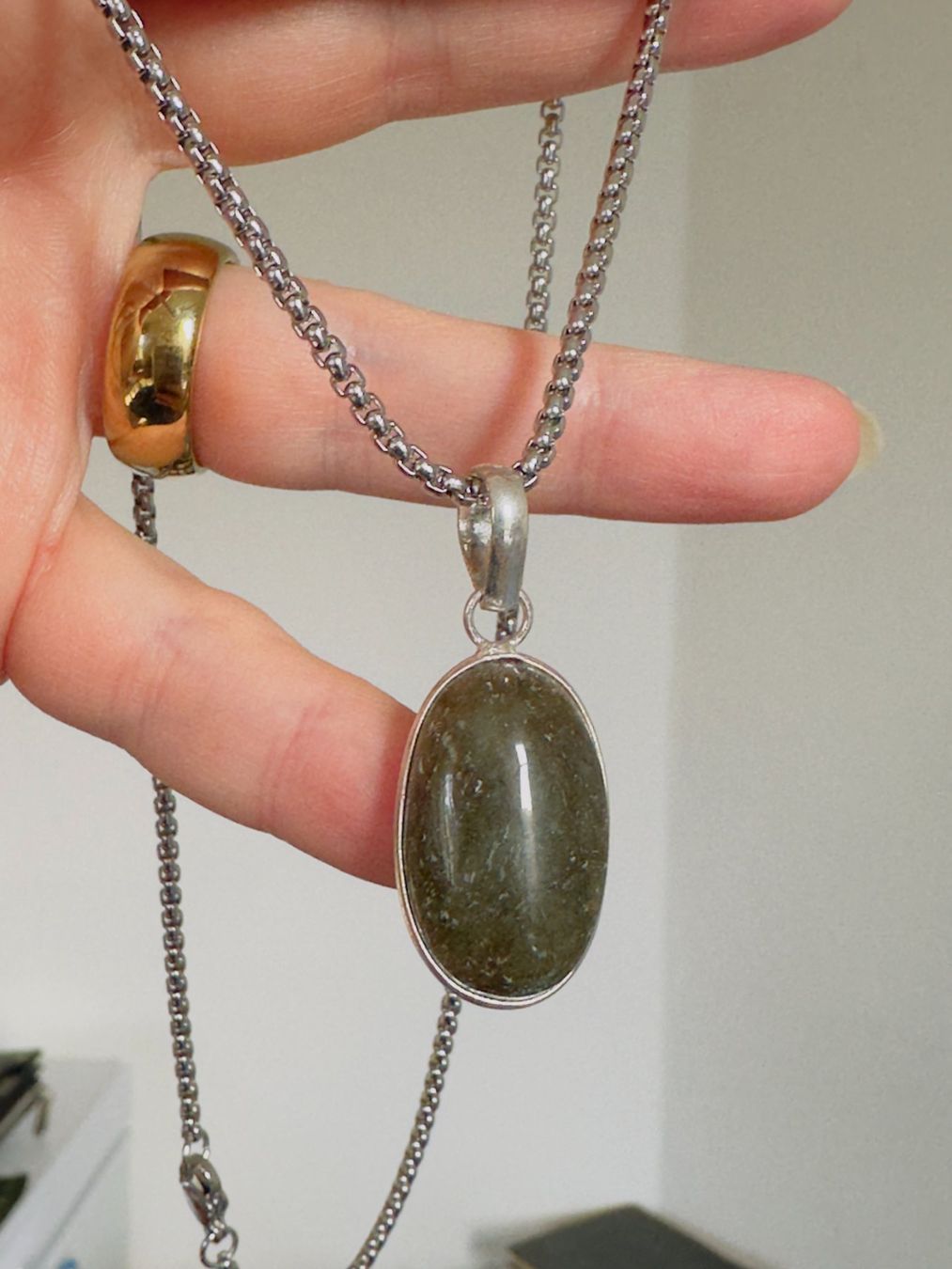 Ketten: Fashionable labradorite necklace – Neu und originalverpackt aus Genève von AGBERG 2