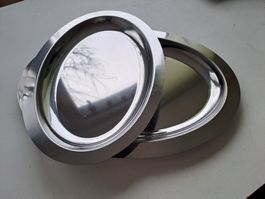 2 Serviceplatten aus Metall, klein und gross