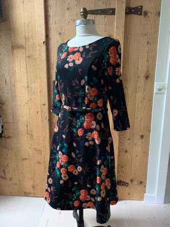King Louie Kleid schwarz mit floralem Muster Gr. M