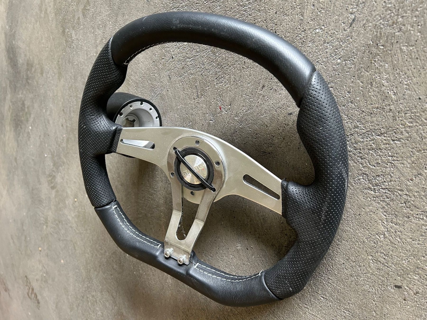 Tutti pezzi di ricambio auto: MOMO Lenkrad, inkl. Nabe, Oldtimer, Youngtimer, Top Zustand – Nuovo (secondo la descrizione) da Ermatingen venduto da msc_s9wt 2