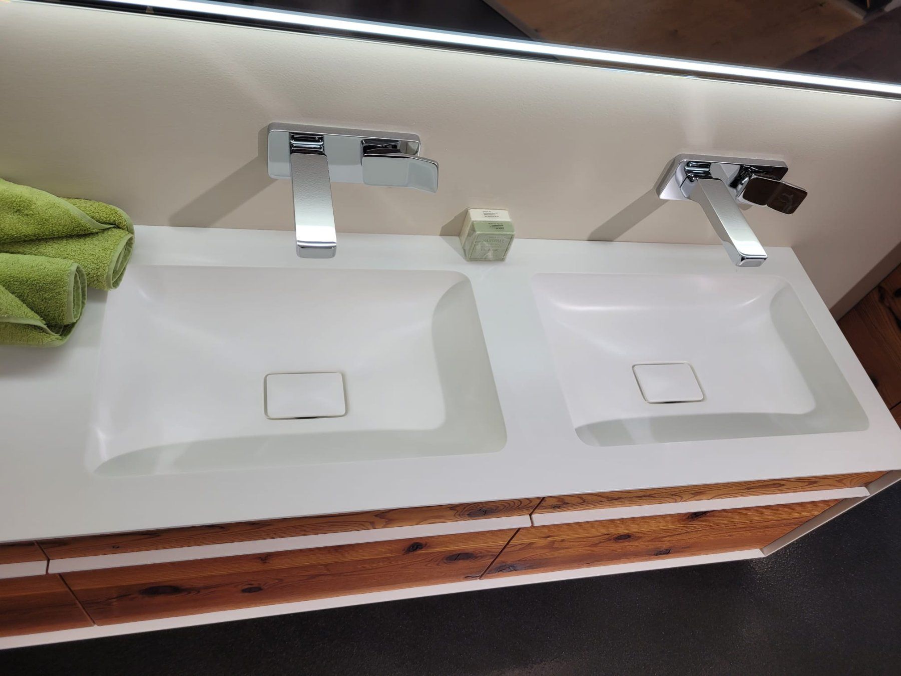 Mobili per bagno: Badmöbel mit Waschtisch und Spiegel (Talsee) – Usato da St. Gallen venduto da hp.mueller_ag 7