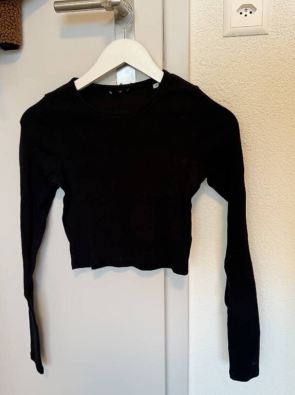 Top: Langärmliges Crop-Top Schwarz – Usato da Bleienbach venduto da Chi_Cari 1