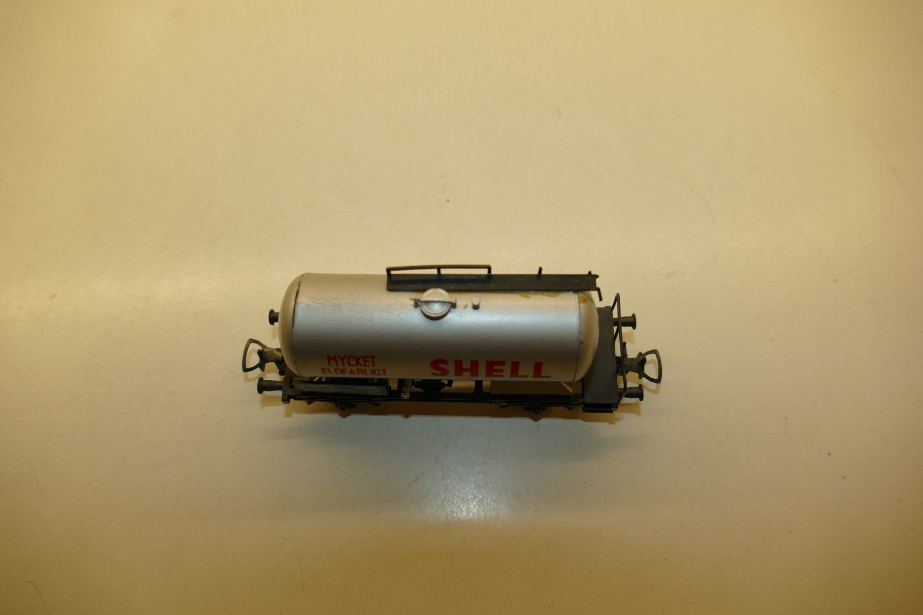 Liliput Modelleisenbahnen: Liliput H0: SJ Kesselwagen Shell silbrig – Gebraucht aus Niederhasli von rail-duerst 5