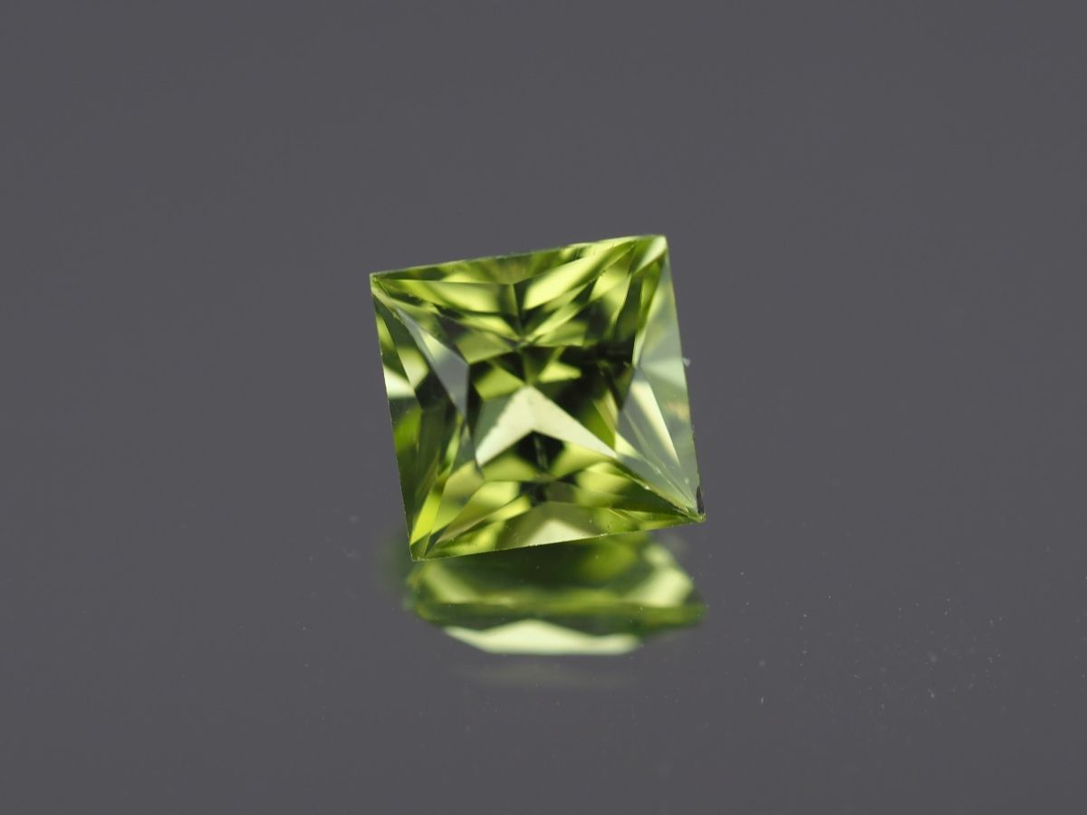 Edelsteine: Beautiful Green Peridot Princess Cut - 1.19ct – Neu und originalverpackt aus Buchs SG von OTNaturalGems