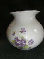 Bavaria weisse Porzellan Vase, Goldrand und Blumensujets