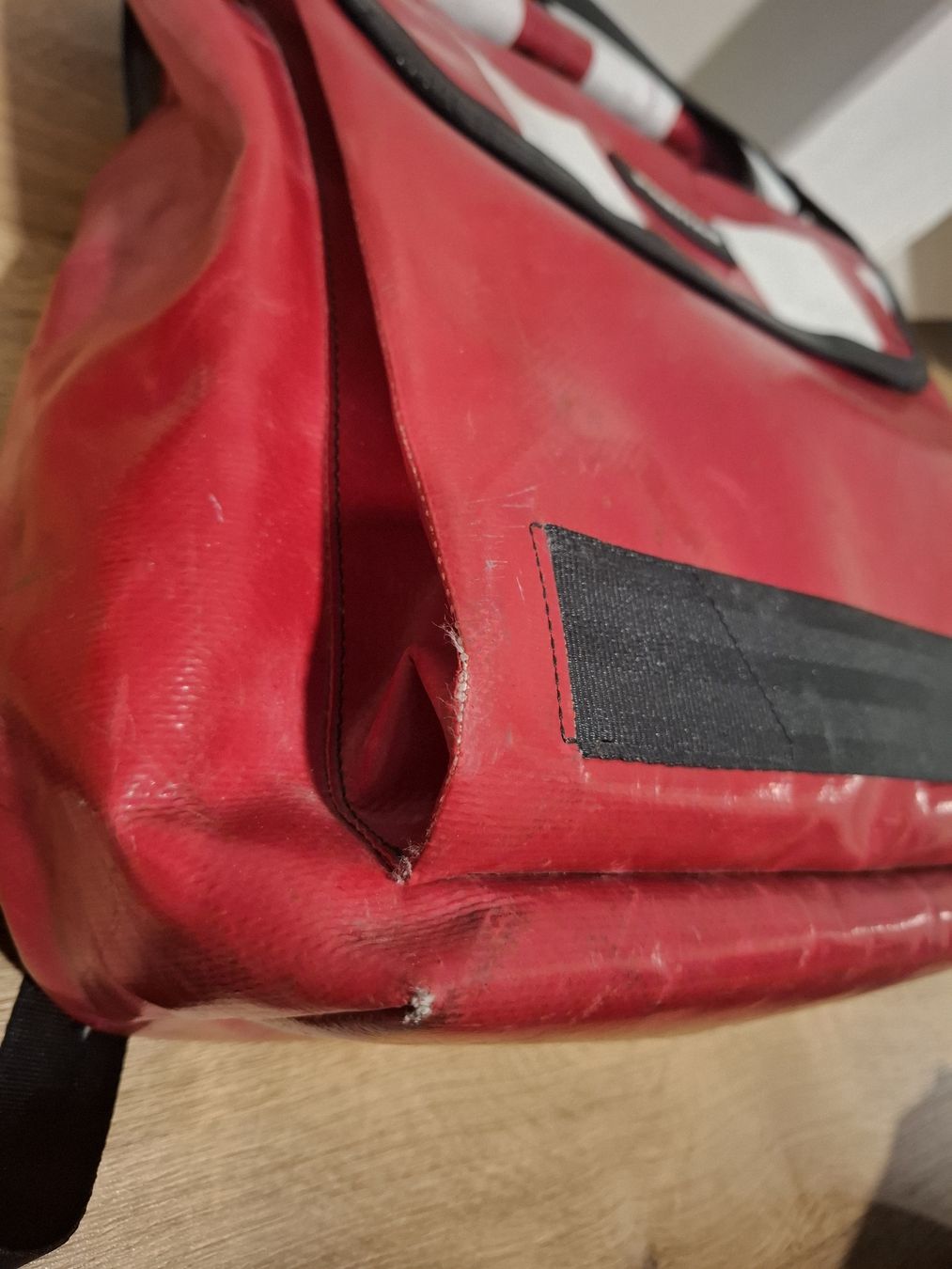 Freitag Zaini: Roter FREITAG Rucksack, robust und wasserabweisend! Top – Usato da Lausen venduto da Devin- 4