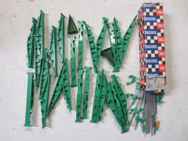 Scalextric-Teile: Halterungen für Kurven A/217, Barrieren