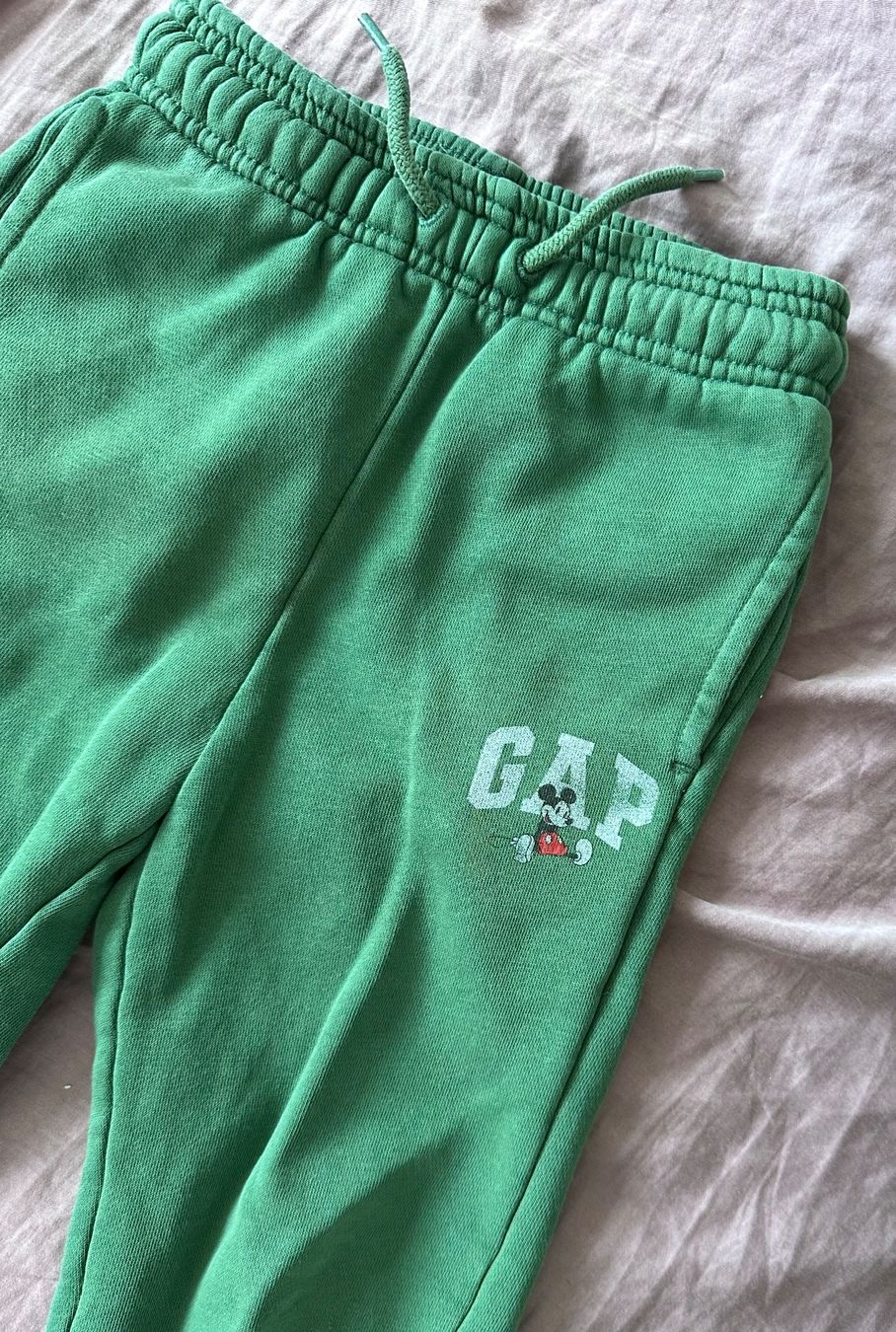 Gap Pantalons: GAP Disney Kinder-Jogginghose – D'occasion à Dürrenroth par tvy_bh56 1