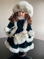 Sammlerpuppe mit Pelzbesatz Elegante Winterdame im Samtkleid