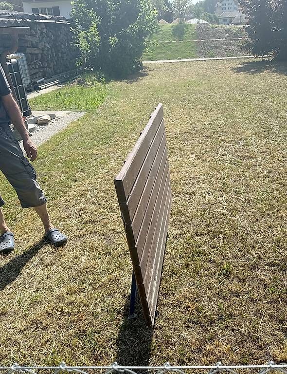 Tavoli: Gartentisch massiv Holz – Usato da Finsterhennen venduto da ursikiener64 1