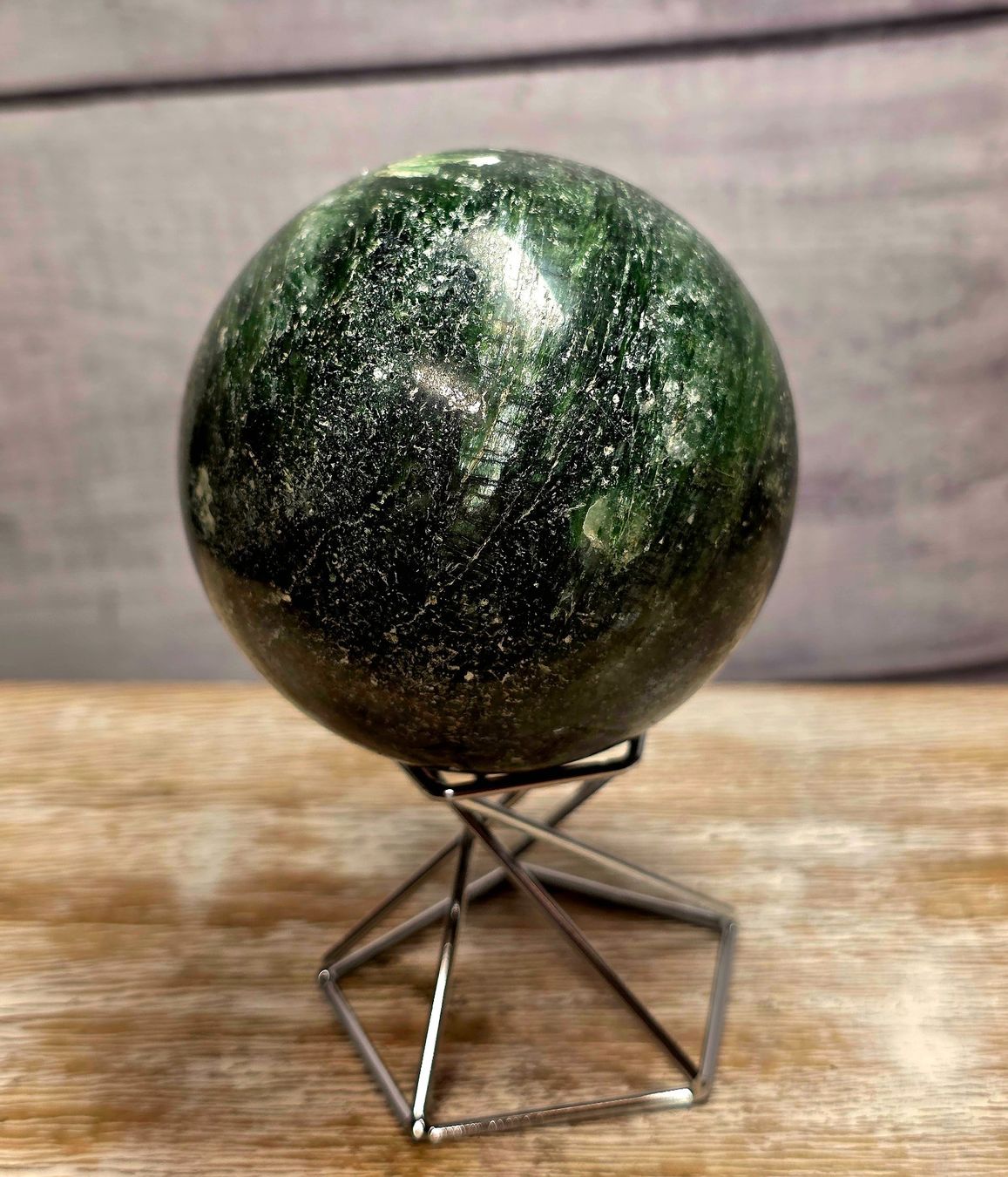 Minerali & Pietre curative: Seraphinit Kugel B 70mm 530g – Nuovo e nell'imballaggio originale da Matzingen venduto da Shay_Crystalz
