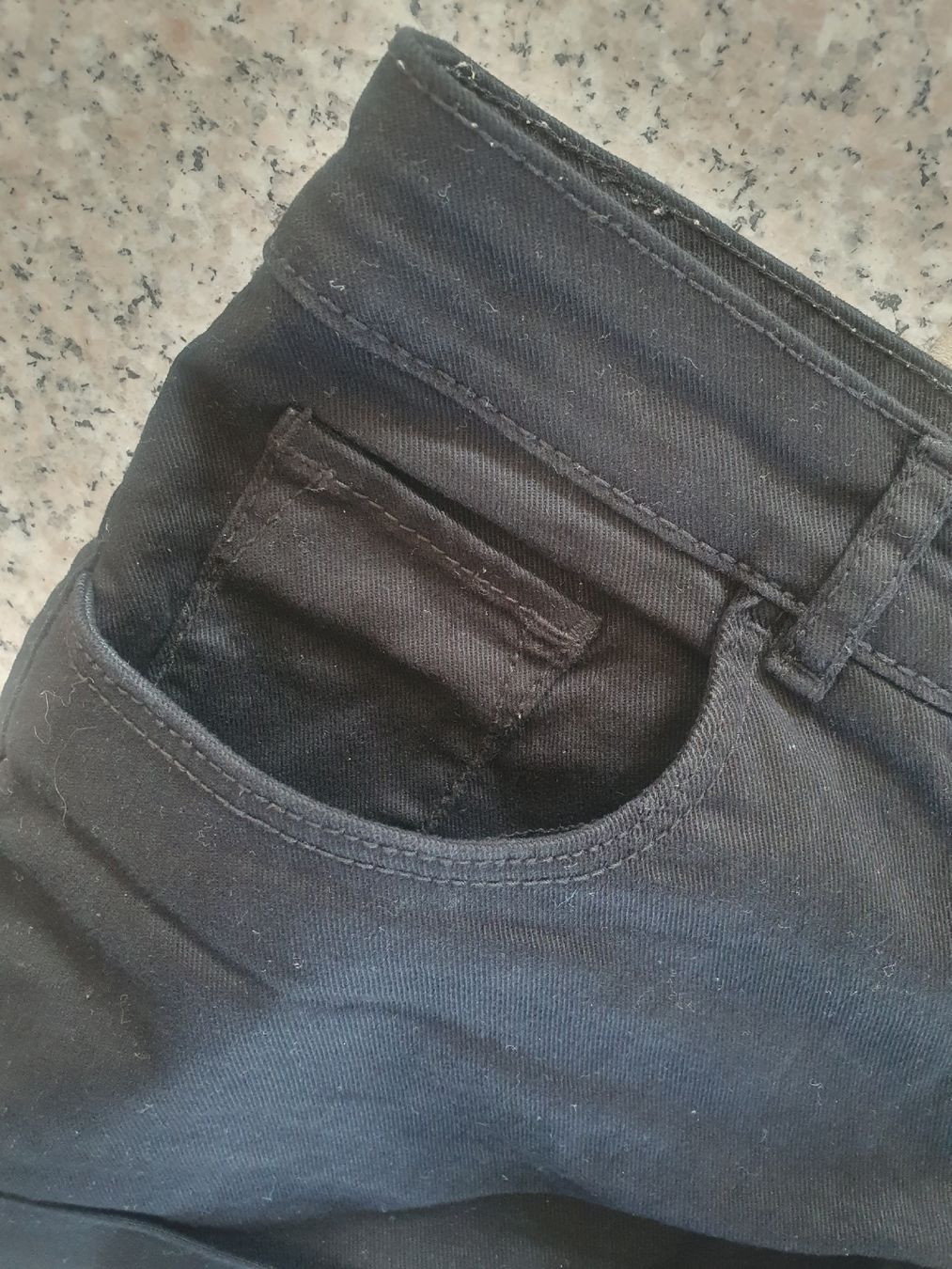 H&M Pantaloni: Schwarze H&M Shorts, Grösse 36 – Usato da Moosseedorf venduto da Sonnenschein.. 4
