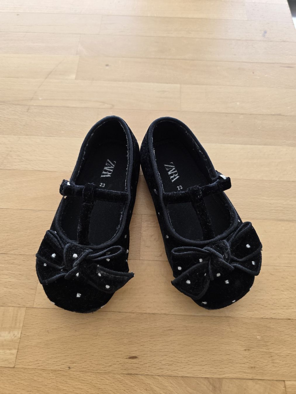 Zara Chaussures filles: Schwarze Samtschuhe Gr.23 – D'occasion à Seedorf UR par Kali_fornia