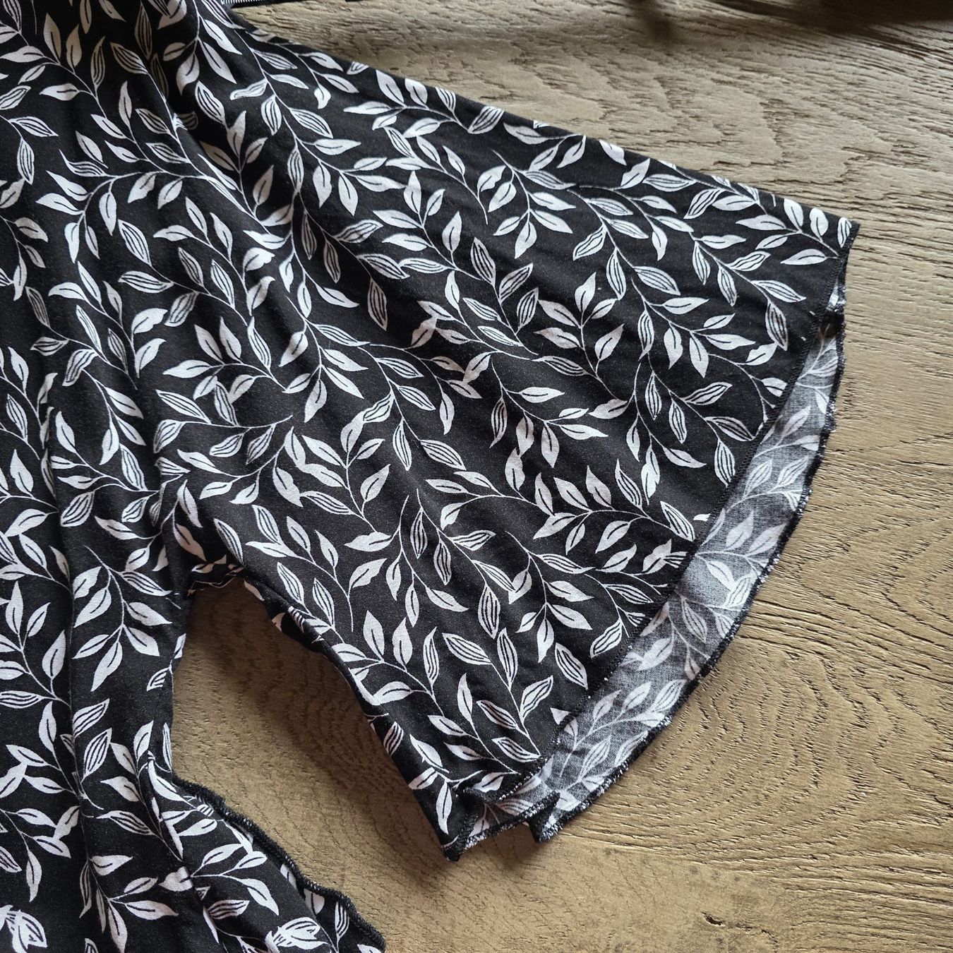 Camicette: 🐸 BLUSE S / M SCHWARZ WEISS BLÄTTERMUSTER – Usato da Môtier (Vully) venduto da Frogs 2