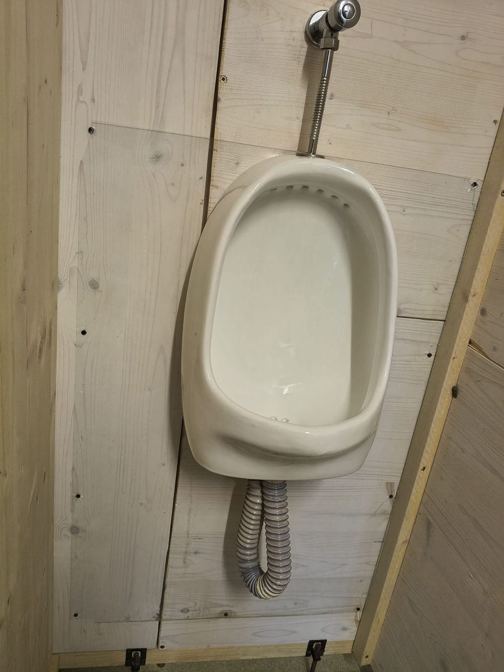 WC: Urinal Ceramic White with flush valve and hose, used – Usato da Gsteigwiler venduto da Marqui 2