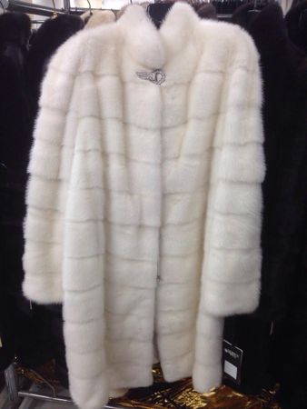 Magnifique manteau de vison blanc.