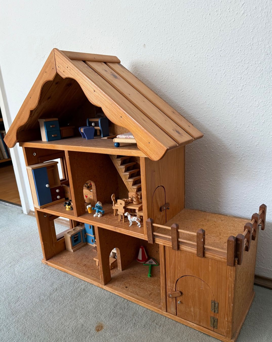 Case e mobili per bambole: Puppenhaus Holz mit Mobiliar – Usato da Wohlen AG venduto da homecollectivech 1