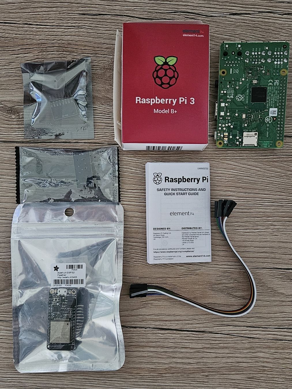 Raspberry Pi PCs: Raspberry Pi3 Model B+ (kit including ESP32 and other) – Neuf avec emballage d'origine à Zug par diana.bee