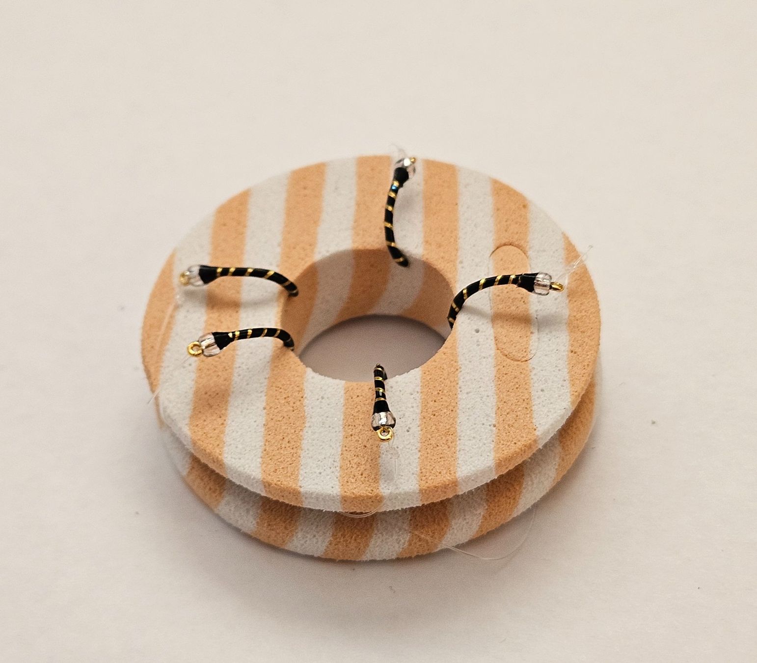 Esche: Hegene/Gambe mit 5 Nymphen, Schwarz, #14 – Nuovo (secondo la descrizione) da Rothenburg venduto da ocean151 2