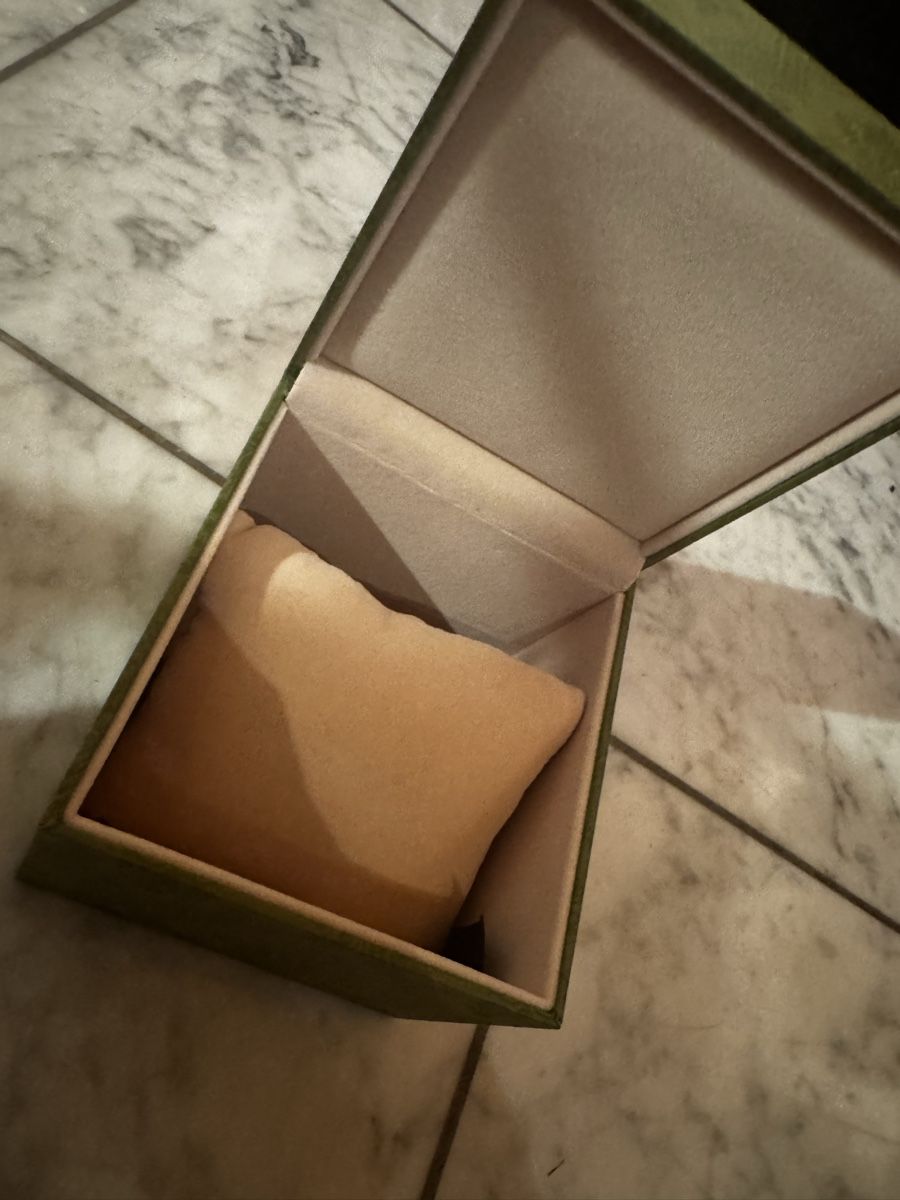 Gucci Orologi: Gucci Uhrenbox, neu, grün gemustert – Nuovo (secondo la descrizione) da Volketswil venduto da Modelka 1