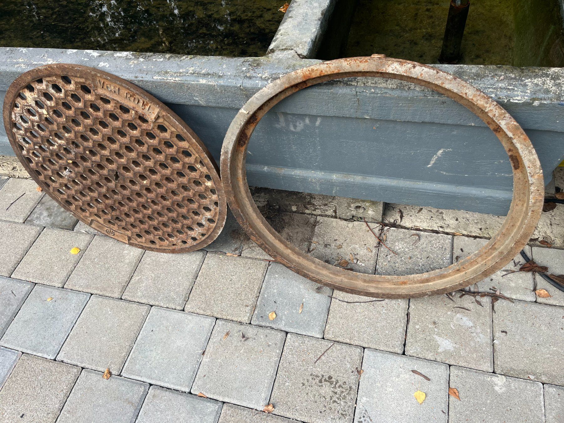 Gitter & Roste: Schachtdeckel – Gebraucht aus Helgisried von fox041