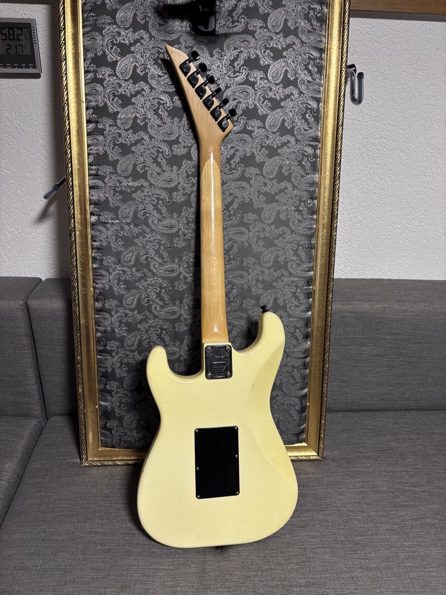 Charvel Strumenti musicali: Charvel Jackson model 3 electric guitar cream 1986 – Usato da Yverdon-les-Bains venduto da DoctorGuitar 2