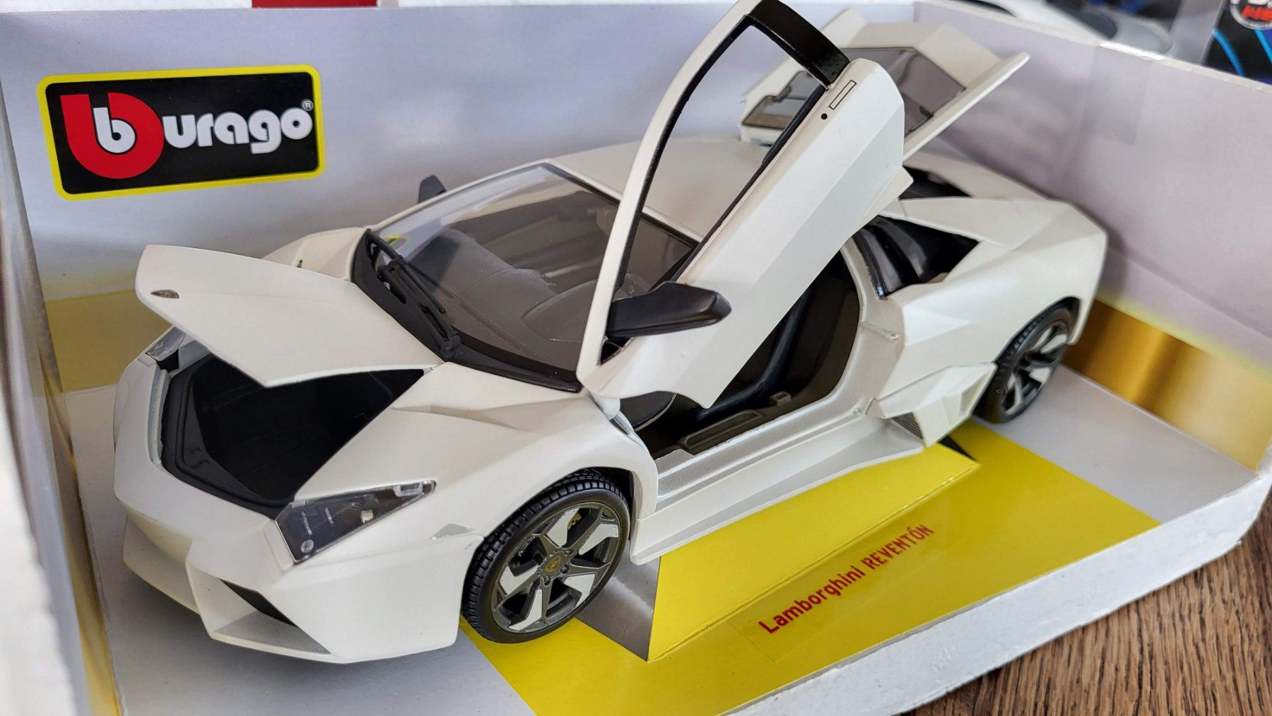 Bburago Modellini d'auto: Lamborghini Reventón 1:18 Bburago – Usato da Rothrist venduto da Juana5 5