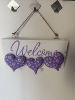 Handgemachtes Welcome- Schild aus Holz mit Stoffherzen