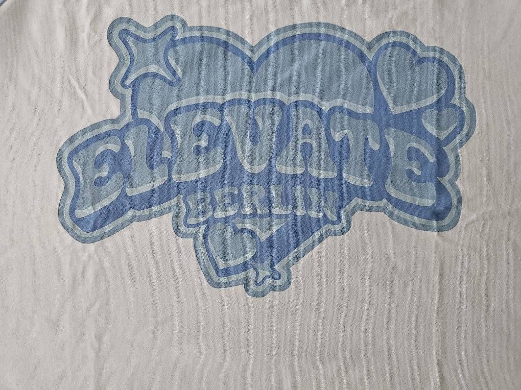 T-shirt: Elevate T-Shirt – Usato da Waldstatt venduto da jocus08 2