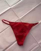 Verführerischer Roter String - Flauschiges Detail