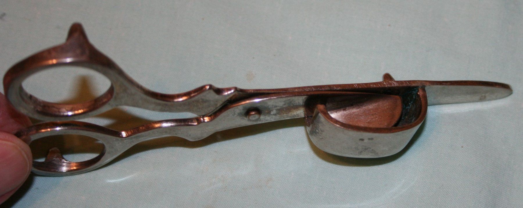 Tutti gli attrezzi: Antike Kerzenschere (Dochtschere) versilbert oder so. – Usato da Cadenazzo venduto da Mikeshop 3