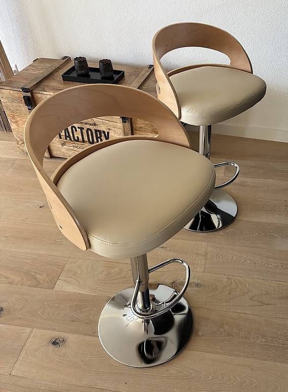 Hocker: 2 tabourets de bar crème/bois  acheté il y a six mois – Gebraucht aus Lausanne 26 von groig