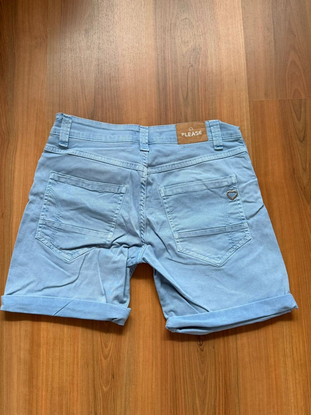 Please Jeans Pantaloni: Shorts von Please – Usato da Burgdorf venduto da Bizeli 1
