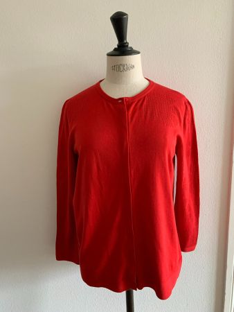 AKRIS: Exklusiver roter Cardigan mit Lochmuster, 36
