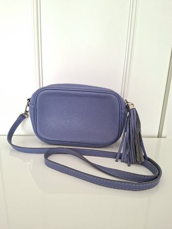 Sac bandoulière en cuir lilas avec pompon
