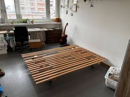 140m Bett handgemacht mit Holzlatten und Räder