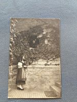 Alte Foto-Ansichtskarte (Real Photo) –Person neben Efeu-Wane