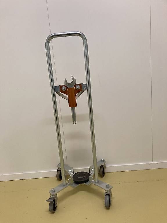 Supporti a parete: Gas -Flaschen -Halter – Usato da zürich venduto da Apfel2
