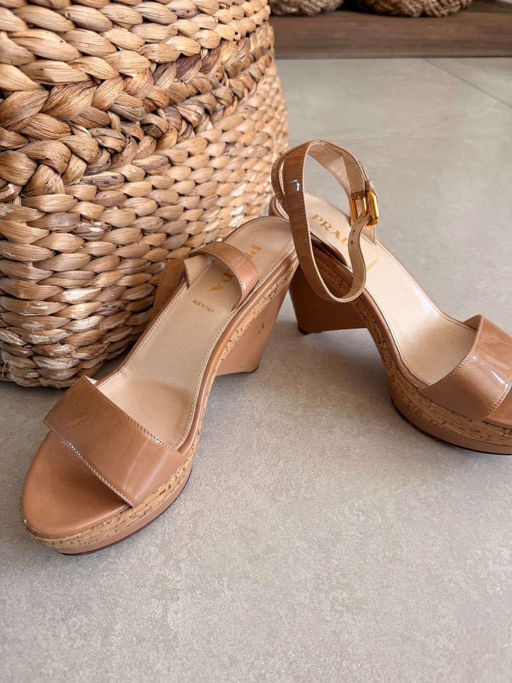 Prada Damenschuhe: Prada Patent Leather Wedge Sandals Camel Beige – Gebraucht aus Muttenz von Kenidg 3
